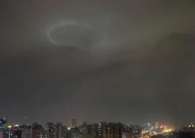 北京夜空X秘光圈-鸟l的灯?/></p><p>? ? ? ?据悉，北京此前上I曾多次被发现出现这U光圈、/p><p><br/></p><p>　　11日，北京夜空出现“神U光圈”，路过民众UL拍摄，记录下q个“神奇 一ⷼ各类定格照洗版朋友圈。据|友拍摄的媄片显C，北京夜空现巨大白色光环，有h调侃U“UFO要来?“/p><p><br/></p><p>? 　@清华大学 官博也发文表C在清华校内也可以看见天I的光环“有多少人刚刚以为看到UFO了，vD手“/p><p style=