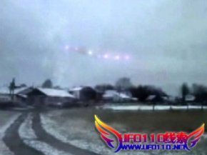 俄西伯利亚惊现外星h雪中散步(中英互译)