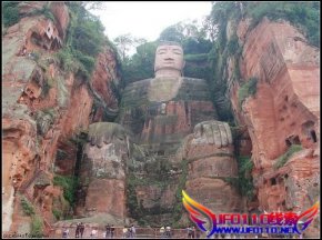 **的石M像：乐山大佛