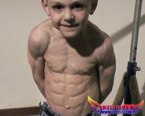 7岁小猛男晒八块肌肉照