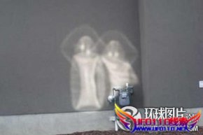 墙壁上映出两个X秘外星
