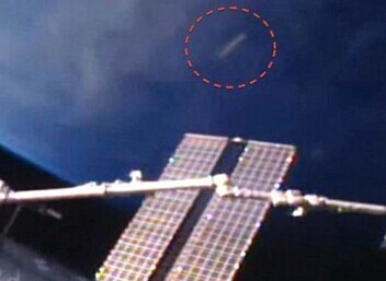 UFO掠过国际太空f?半透明呈雪茄状