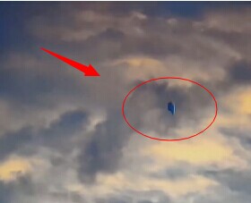 国I军基地现Ş状诡异UFOI越云层