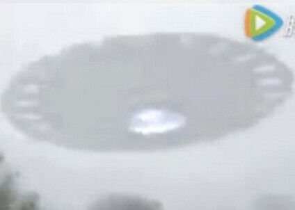 清晰可见的UFO从画面穿而过